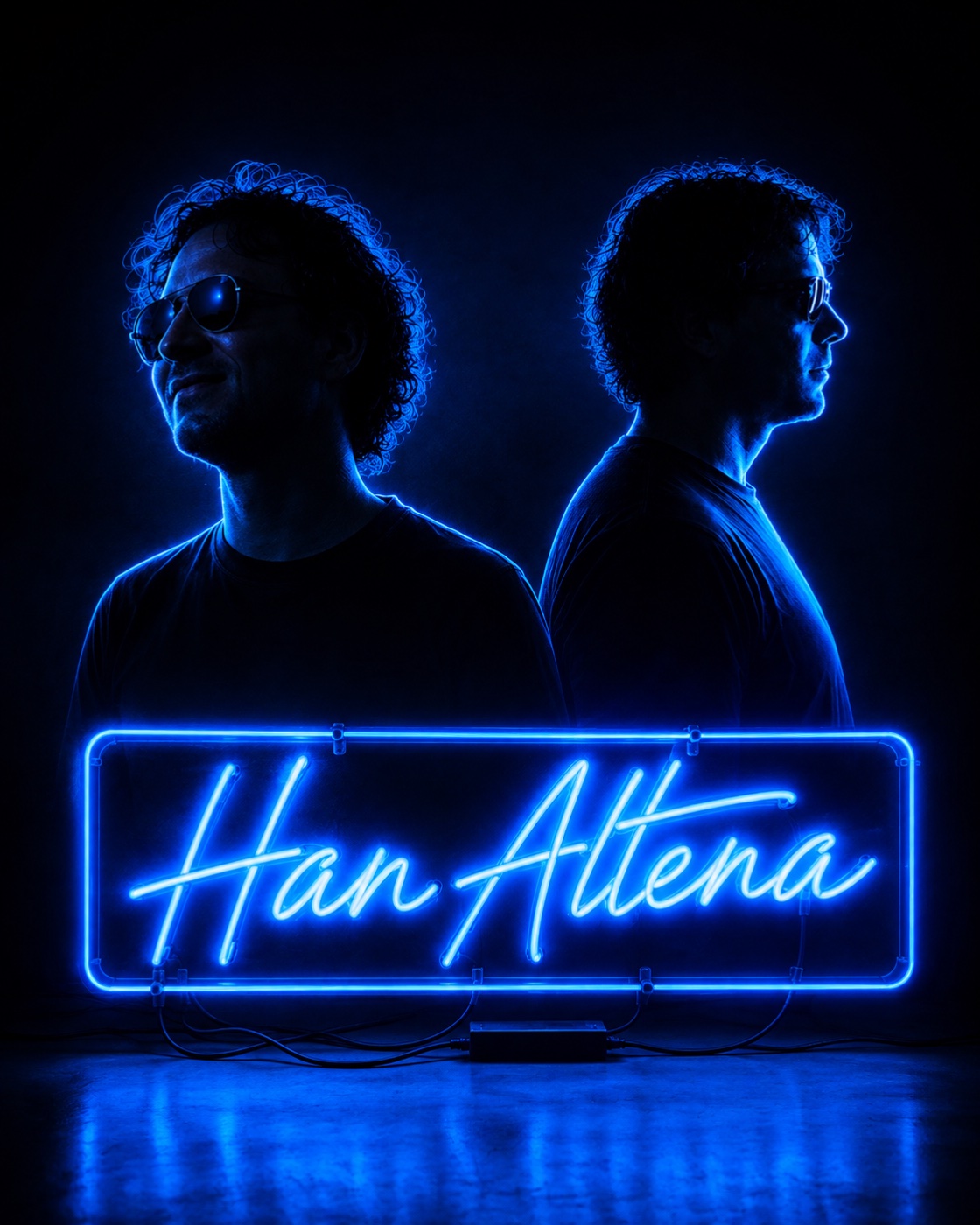 Han Altena in blauwe neonbelichting