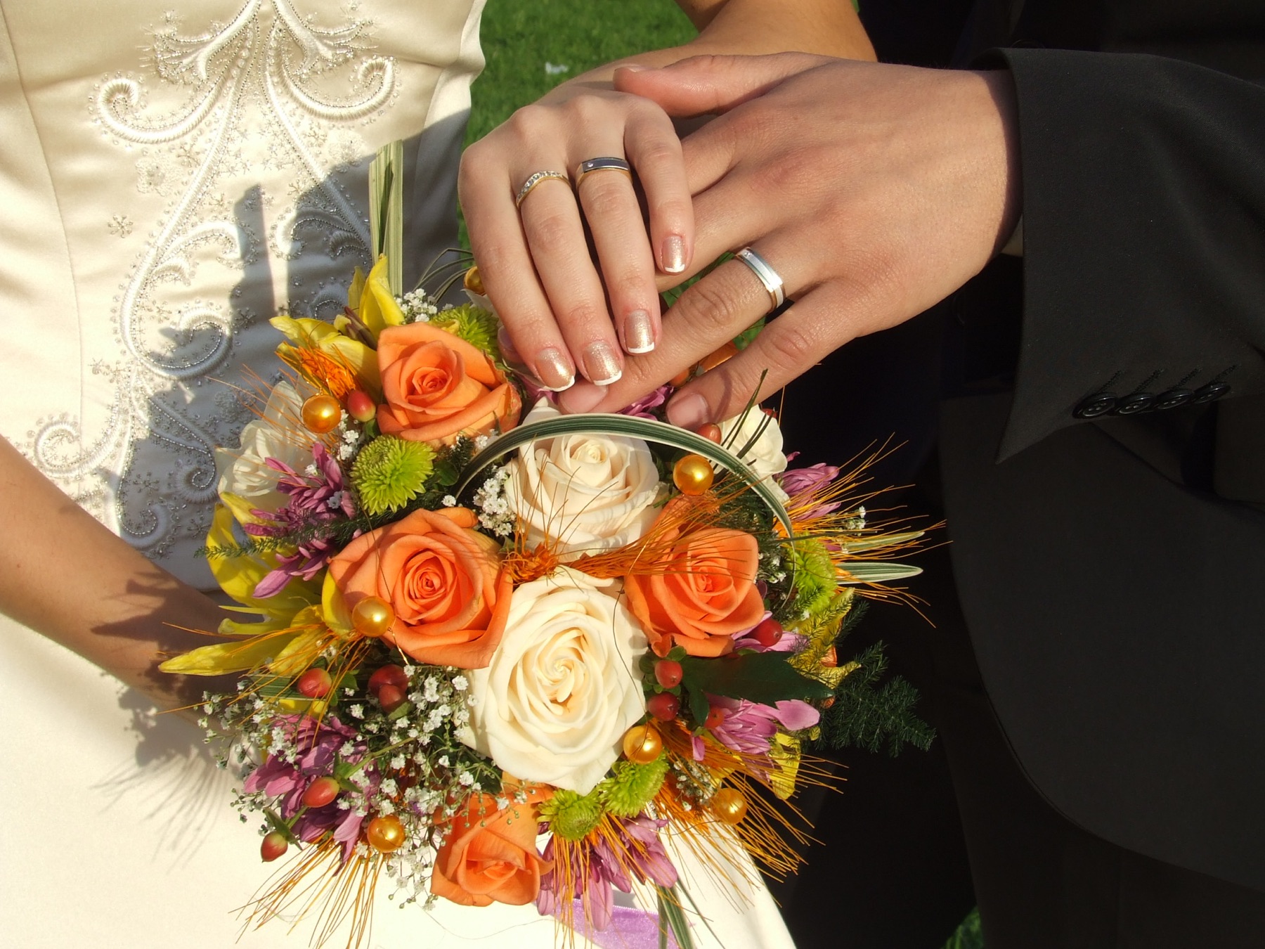 Wedding rings and bouquet detail
