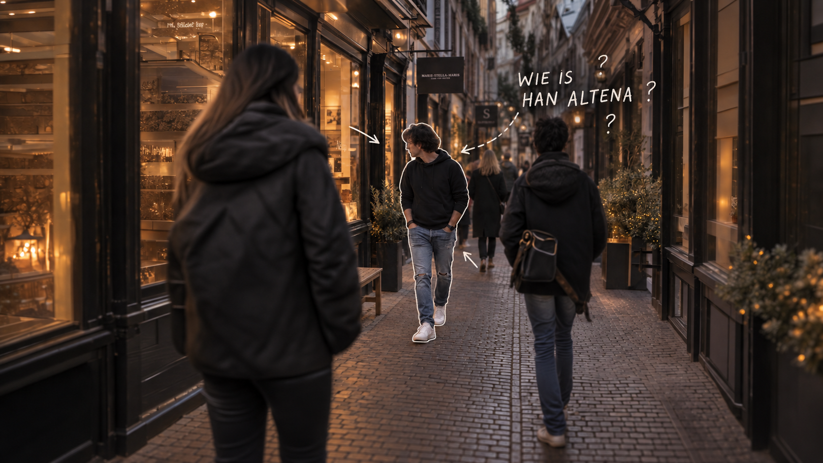 Han Altena loopt door een sfeervol verlichte winkelstraat